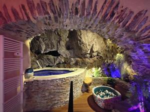 Appartements Spa Troglodyte avec Cour, a 20m des Plages, LoveRoom avec Jacuzzi --Le Ginkgo-- : photos des chambres
