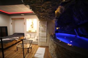 Appartements Spa Troglodyte avec Cour, a 20m des Plages, LoveRoom avec Jacuzzi --Le Ginkgo-- : photos des chambres