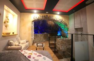 Appartements Spa Troglodyte avec Cour, a 20m des Plages, LoveRoom avec Jacuzzi --Le Ginkgo-- : photos des chambres