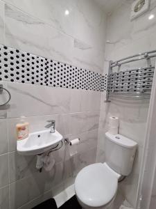 Spacious Double Room Ideal for Professionals Heathrow Uxbridge Access StockleyPark Brunel University Hillingdon Hospital Prologis Park
