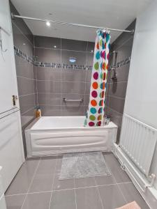 Spacious Double Room Ideal for Professionals Heathrow Uxbridge Access StockleyPark Brunel University Hillingdon Hospital Prologis Park