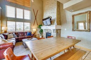 Hot Tub and Mtn-View Deck Townhome in Eden - 3hvězdičkové hotely ve městě Eden