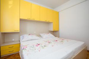 Apartments with parking space Lopar, Rab - 22558