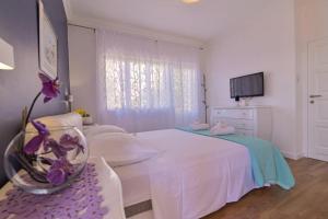 Apartments with parking space Trogir - 24144