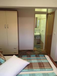 Apartments with parking space Vir - 24289