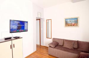 Apartments by the sea Zivogosce - Blato, Makarska - 24290