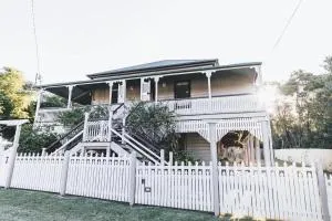 Urban Getaway Ipswich Colonial 6 bed 3 bath - Loamside