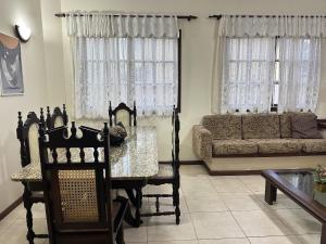 Casarão com quintal na quadra da praia | ROCM1217