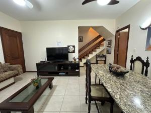 Casarão com quintal na quadra da praia | ROCM1217