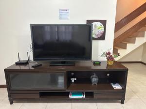 Casarão com quintal na quadra da praia | ROCM1217