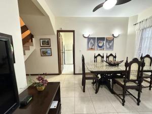 Casarão com quintal na quadra da praia | ROCM1217