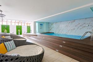 Elegant Centric Apt Near all