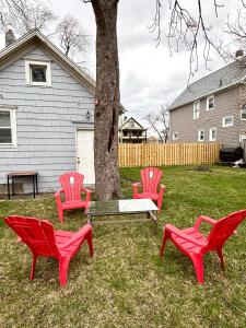 Luxurious & Serene Niagara Retreat 3BR 2BA Private Backyard Oasis