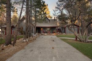 Little Red Cabin with a Hot Tub BBQ plus large Yard