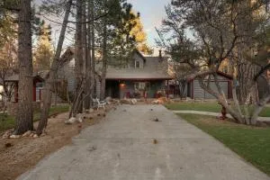 Little Red Cabin with a Hot Tub BBQ plus large Yard - Sugarloaf