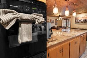 Little Red Cabin with a Hot Tub BBQ plus large Yard