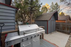 Little Red Cabin with a Hot Tub BBQ plus large Yard