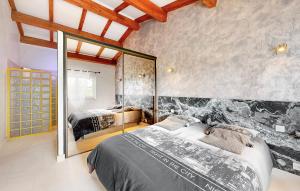 Maisons de vacances Beautiful Home In Malataverne : photos des chambres