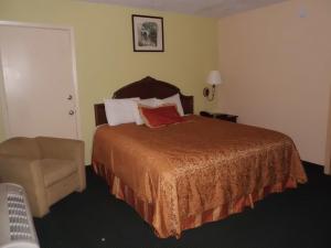 King Room room in America's Best Inn & Suites-Lakeland