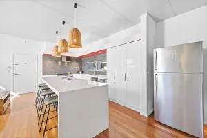 Stylish 4-Bedroom Coastal Family-Friendly Retreat - Coogee