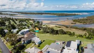 Boardwalk Bungalow - pristine ocean views - Urunga