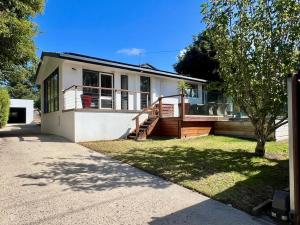 Beach Holiday Home - Walk to Main Street, Beach, Dining & Shops