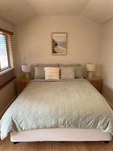 Seaside Serenity - Walk to Beach, Dining & Shops