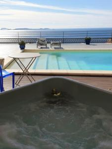 LES SUITES LOVE 2 SPA VUE MER PISCINe