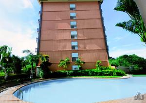 Spacious Studio with a Balcony & FREE Private Pool, Gym & Parking near Airport - B2 2Garnet