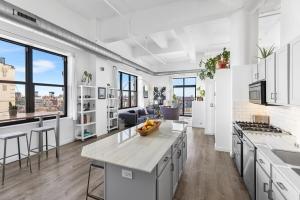 Modern Historic Loft 19ft Ceilings, Gym, Heated Parking, Skyline Views, Balcony