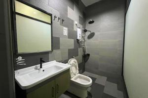 5 mins walking to East Coast Mall JW Guest House