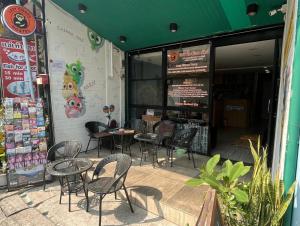 Lazy Gibbon 1 Chiang Mai - Tha Phae Gate