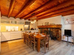 Maisons de vacances Maison a Genos pour 8, proche lac, jardin et poele a bois - FR-1-695-73 : photos des chambres