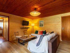 Maisons de vacances Maison a Genos pour 8, proche lac, jardin et poele a bois - FR-1-695-73 : photos des chambres