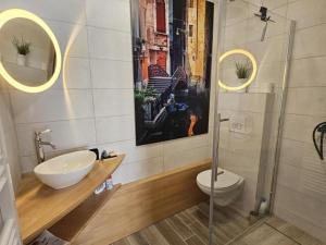 Maisons de vacances Charmant gite avec jardin privatif au coeur de la Loire, Wi-Fi & parking inclus - FR-1-381-618 : photos des chambres