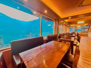 The Kartik Villa, Manali - A Beautiful Cottage in the Clouds towards Snow Capped Mountains
