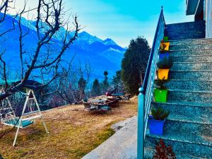 The Kartik Villa, Manali - A Beautiful Cottage in the Clouds towards Snow Capped Mountains
