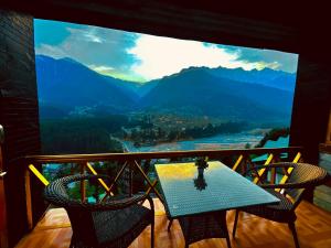 The Kartik Villa, Manali - A Beautiful Cottage in the Clouds towards Snow Capped Mountains