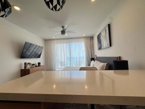 Oceanfront Condo, Roof Pool, Gym, Walk to 5th Ave!