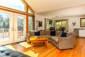 Pet Friendly 3 Bdrm Home with Hot Tub by StayIn - Cranbrook