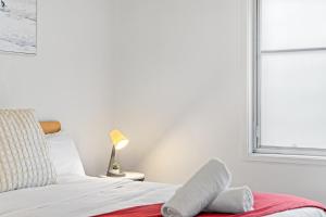 Comfy Double Room - Cozy and Well-Connected - Shared Bathroom