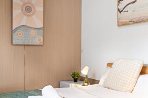 Comfy Double Room - Cozy and Well-Connected - Shared Bathroom