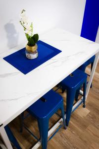 The Sapphire Haven - Stylish Basement Apartment in Old Brooklyn, Free Street Parking, 100MB WiFi, Self Check-In & 8 Min Airport