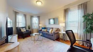 Sunny,spacious, Sleeps 4, Steps To Mbta,hospitals - Coolidge Corner