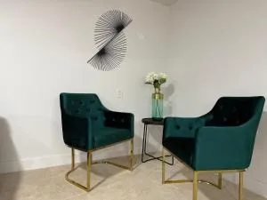 Comfy Corner Stays 2 Cross st of W Edmonton Mall - Leduc