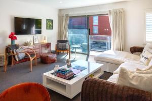 Central City Retreat Stylish 3BR and Parking