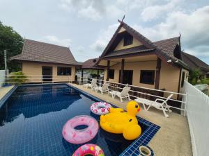 2 Fully equipped Cottages w big Pool & Fishing