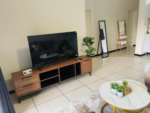 Modern Retreat & Workspace In Dainfern