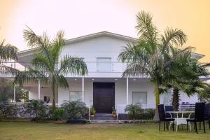 Luxurious 4BHK Farmhouse Retreat with Private Pool - Фарідабад