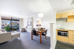 Darwin Harbourside Escape in Two Adjacent Rooms